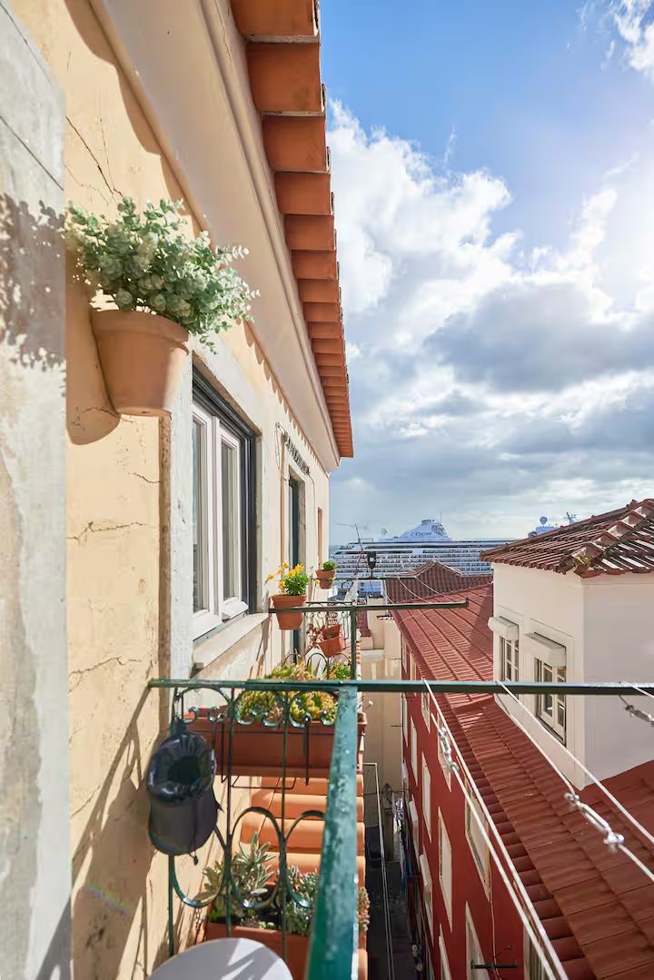 Charming apartment in Alfama — private balcony