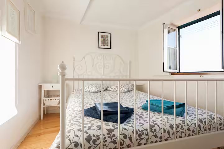 Alfama with awesome view — bedroom